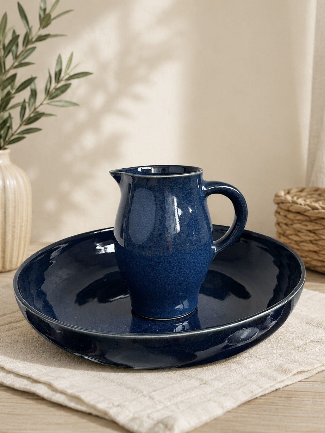 Keramische Weihwasserschale mit Krug