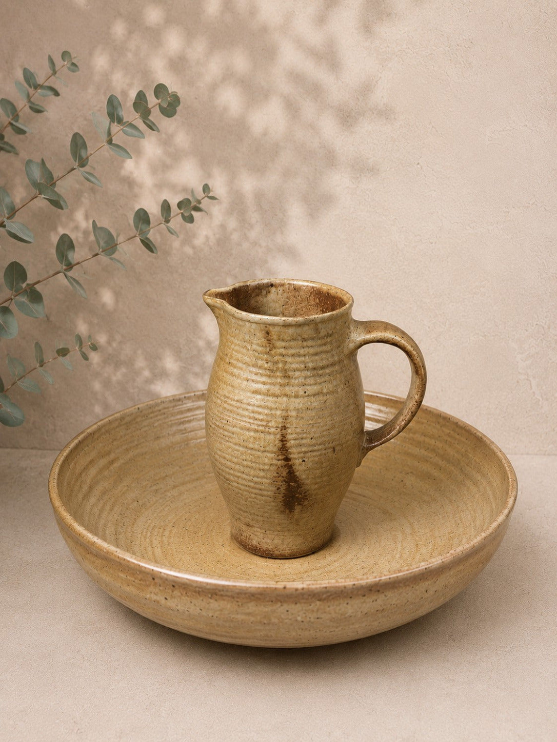 Keramische Weihwasserschale mit Krug