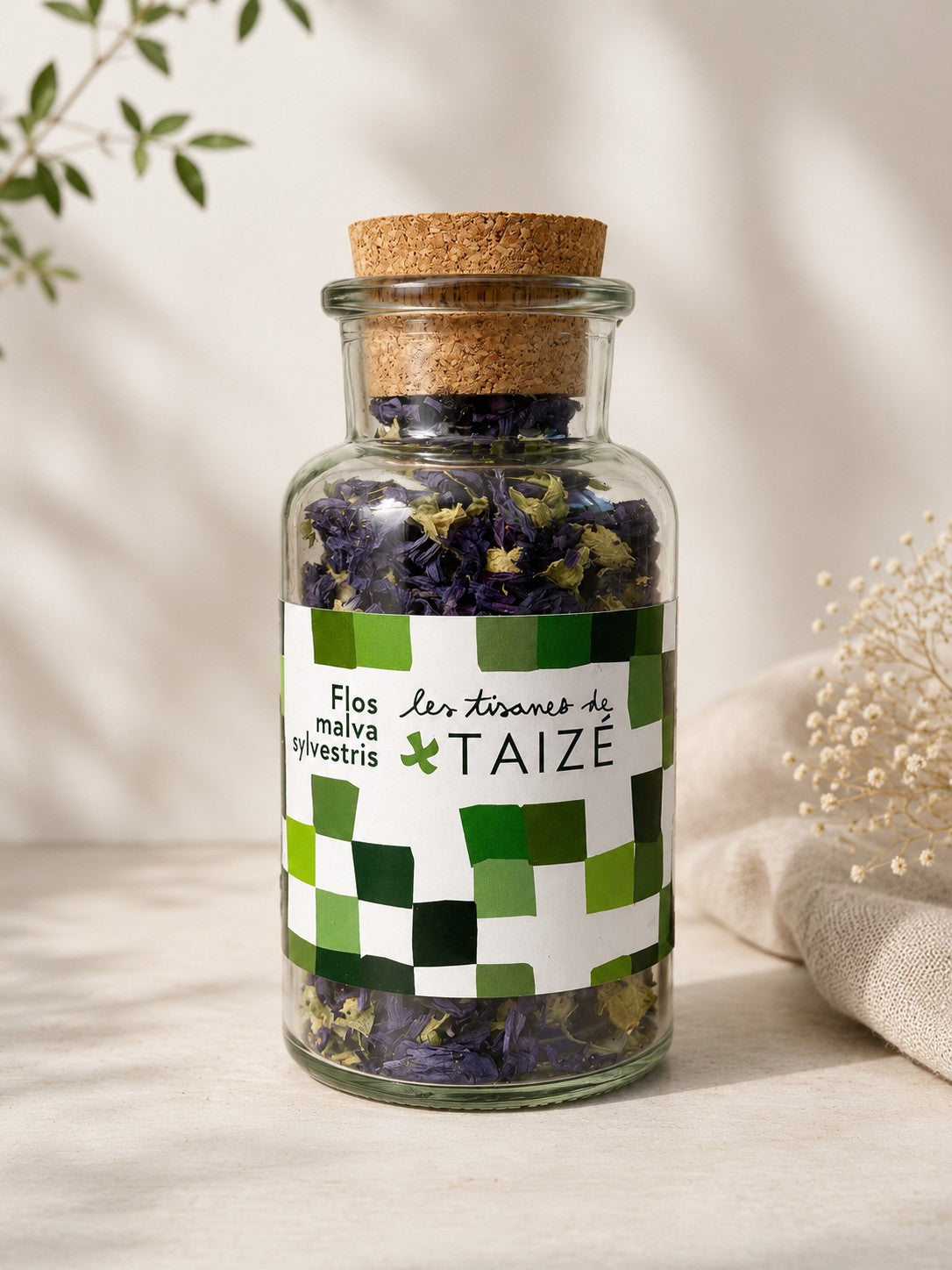 Bio-Malvenblüten im Glas – Natürlicher Kräutertee aus Taizé
