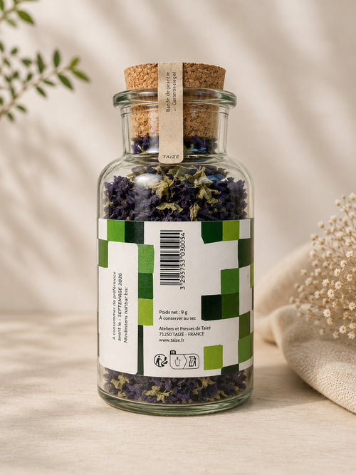 Bio-Malvenblüten im Glas – Natürlicher Kräutertee aus Taizé